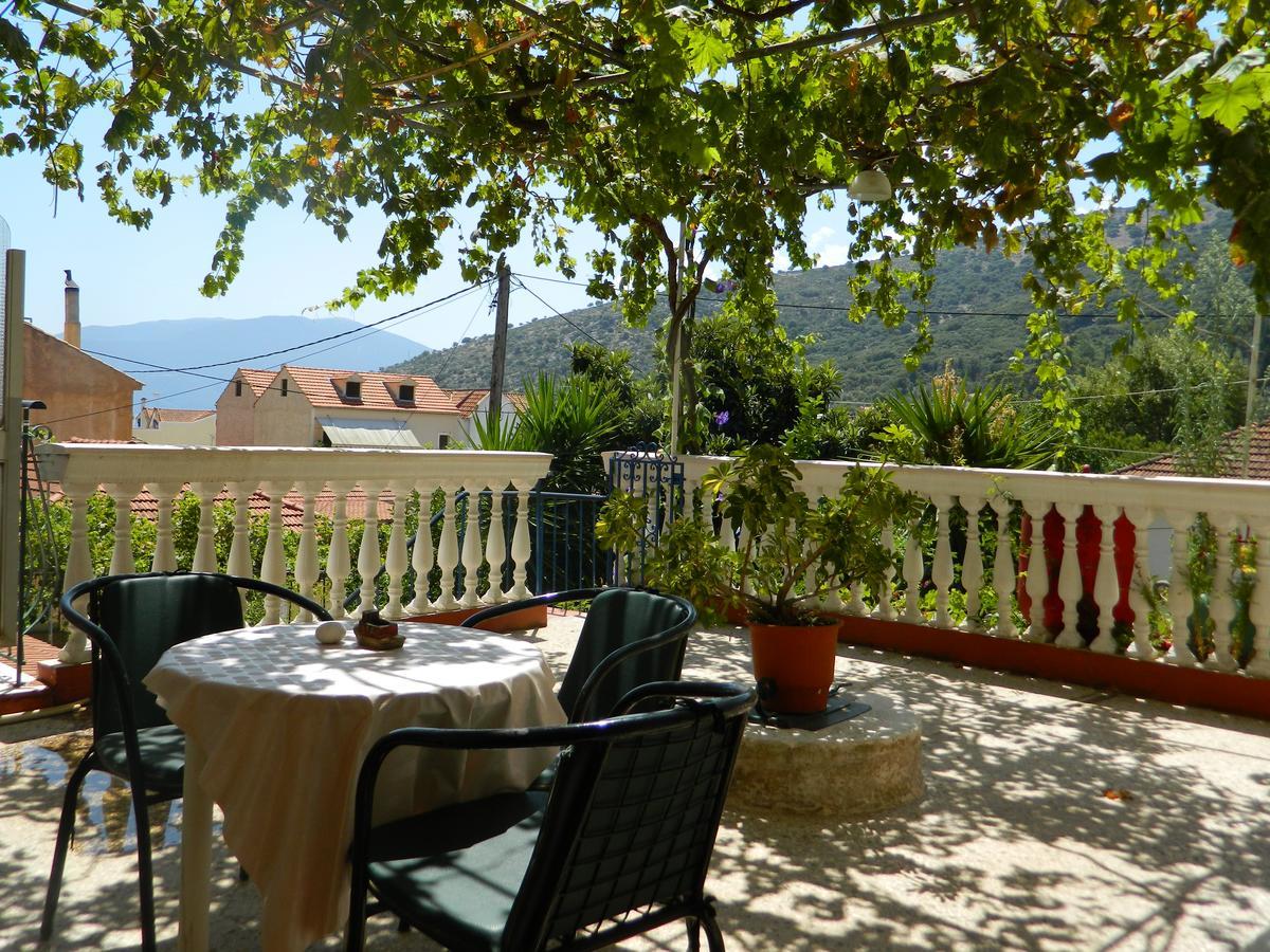 Logaras Apartments Agia Efimia Bagian luar foto