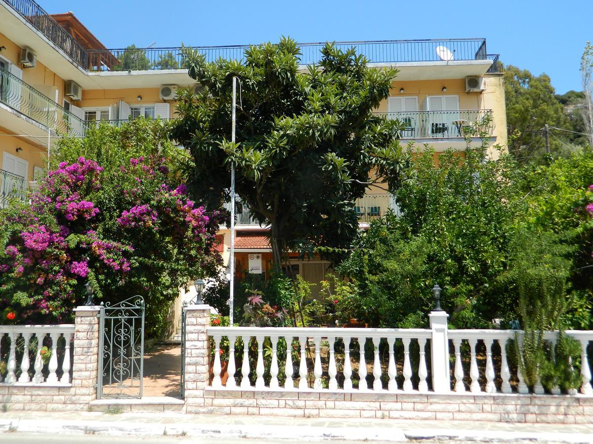 Logaras Apartments Agia Efimia Bagian luar foto