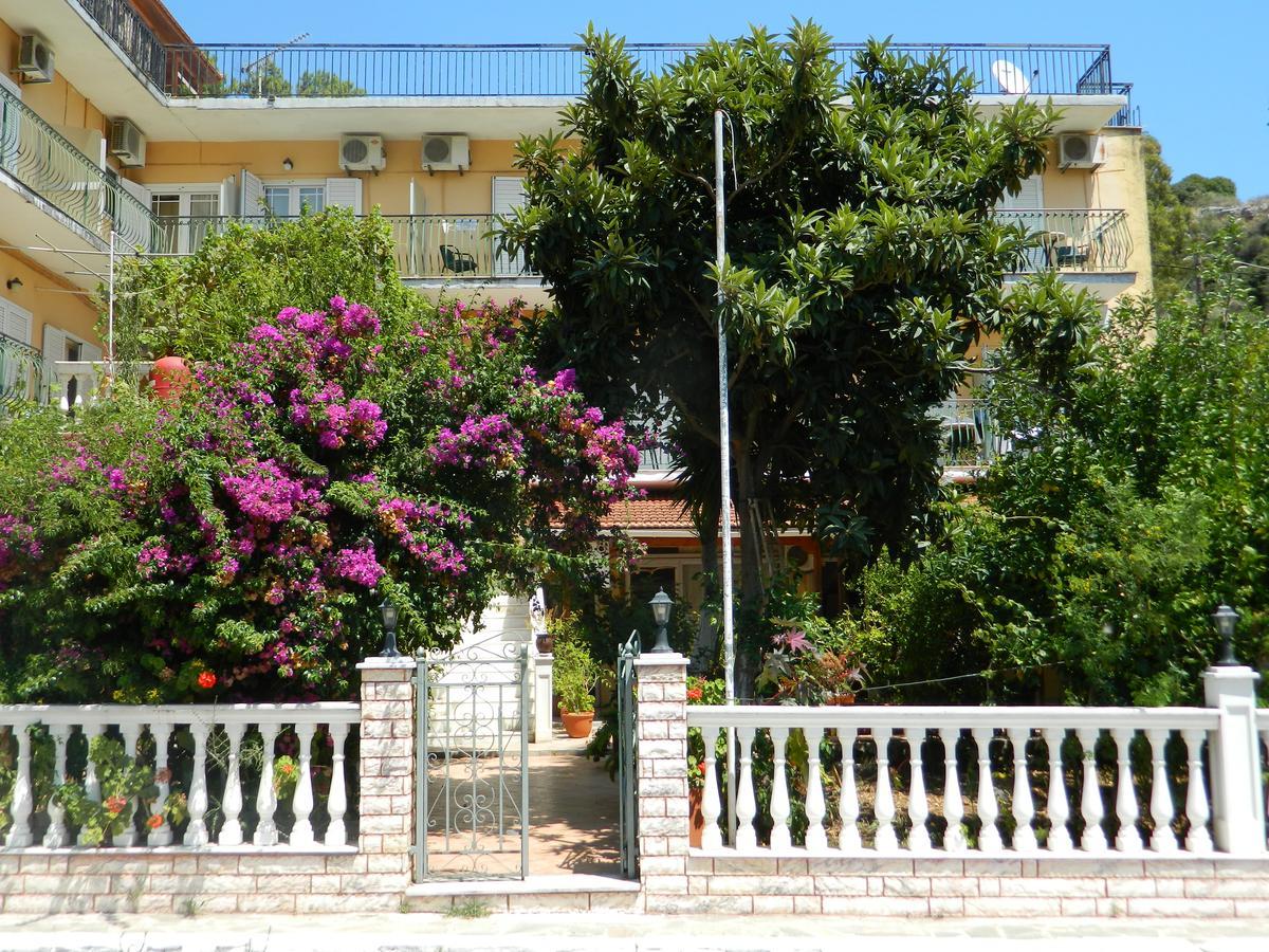 Logaras Apartments Agia Efimia Bagian luar foto
